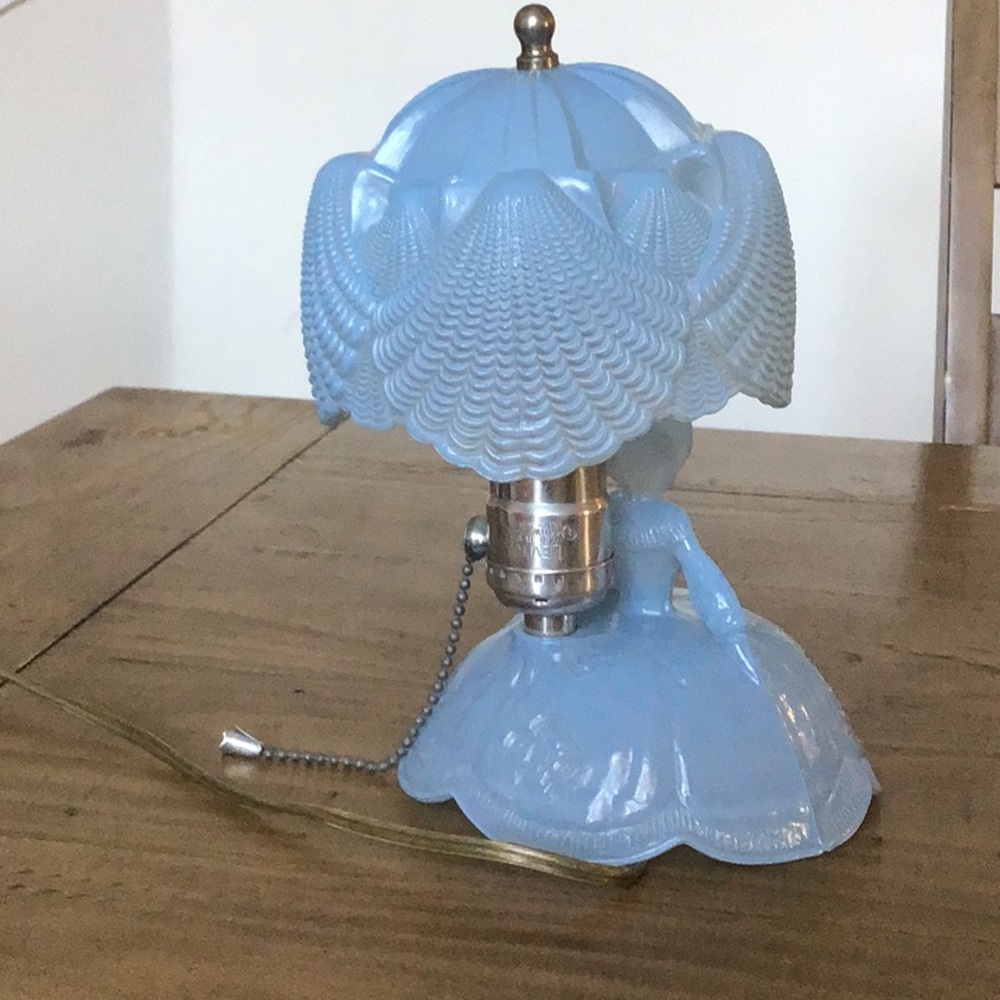 Vintage collectible L.E. Smith "Southern Belle" boudoir lamp. - Picture 7 of 13